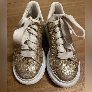 Alexander McQueen Size 2 Youth Gold
glitter shoes